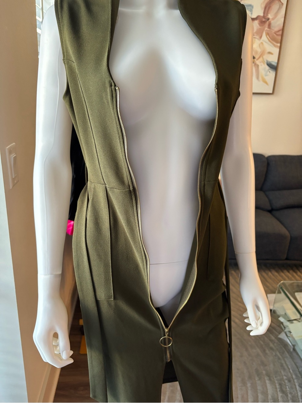 Stunning olive green sleeveless dress with a modern, edgy touch - Picture 4 of 8